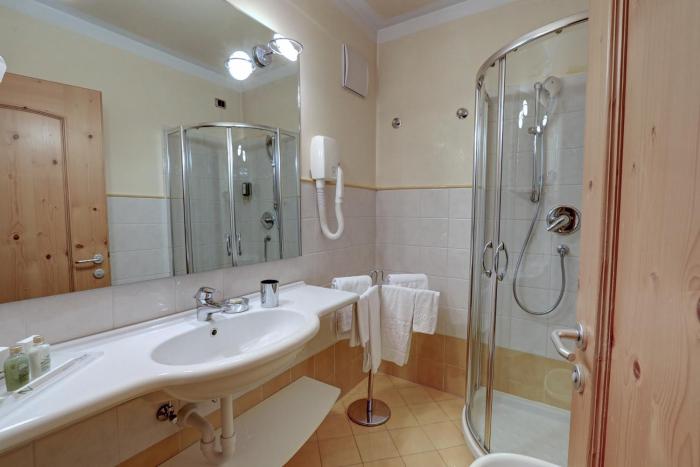 leading relax hotel maria
