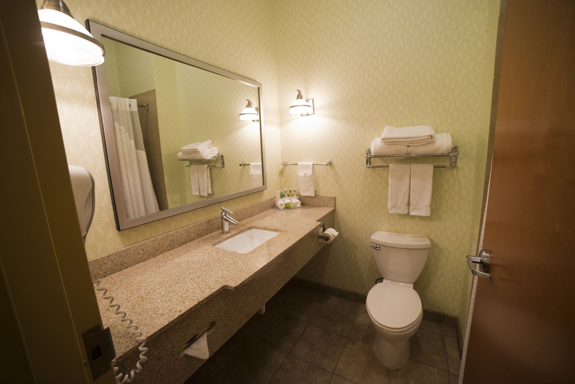 holiday inn express and suites atlanta east lithon