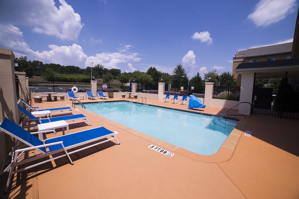 holiday inn express and suites atlanta east lithon