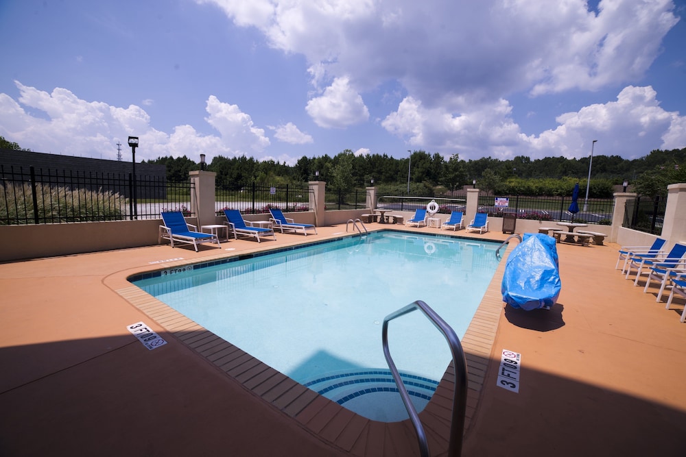 holiday inn express and suites atlanta east lithon