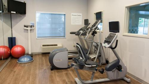 holiday inn express and suites cheney by ihg