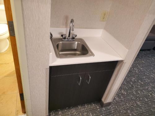 holiday inn express and suites cheney by ihg