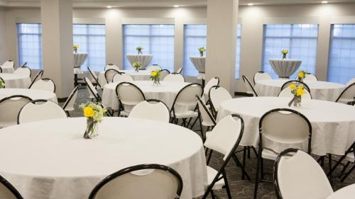 holiday inn express and suites cheney by ihg