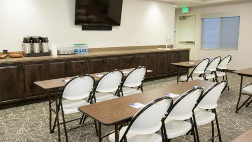 holiday inn express and suites cheney by ihg