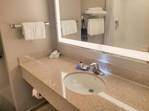 holiday inn express and suites cheney by ihg