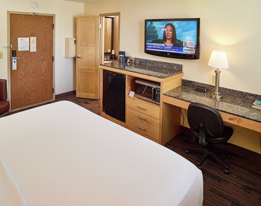livinn hotel st paul i 94 east 3m area
