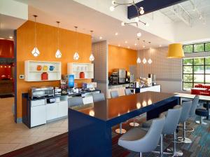 livinn hotel st paul i 94 east 3m area