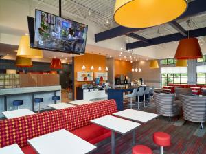 livinn hotel st paul i 94 east 3m area