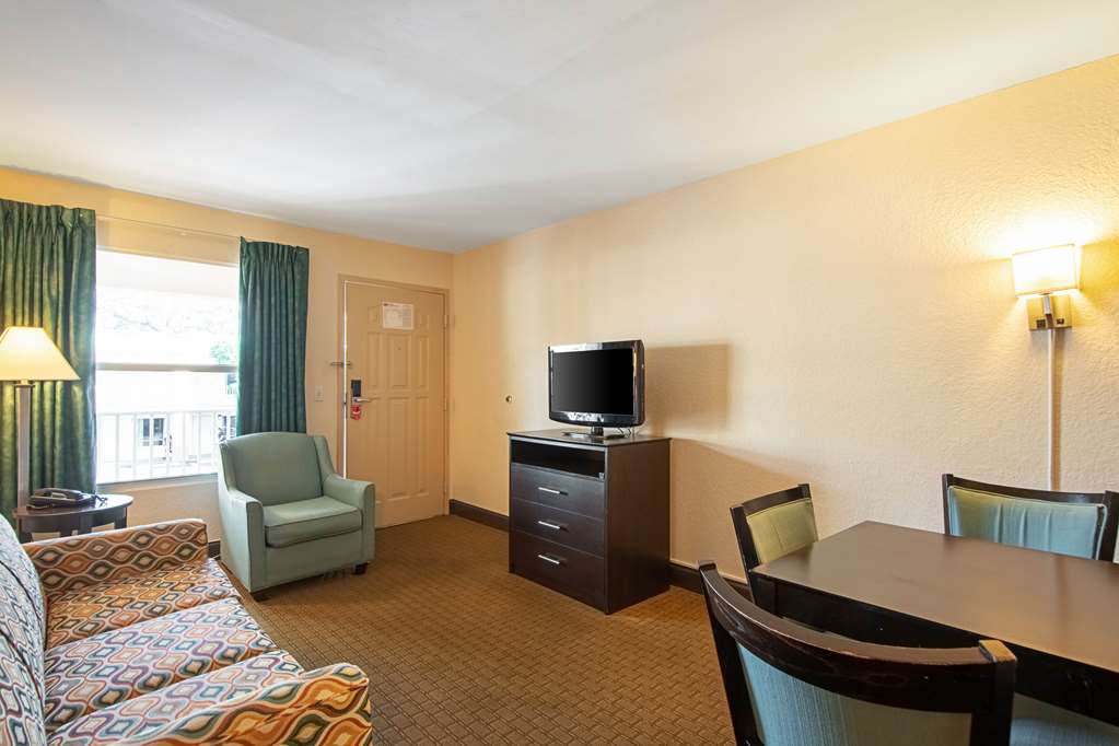 econo lodge inn and suites