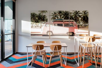 beachside hotel and suites