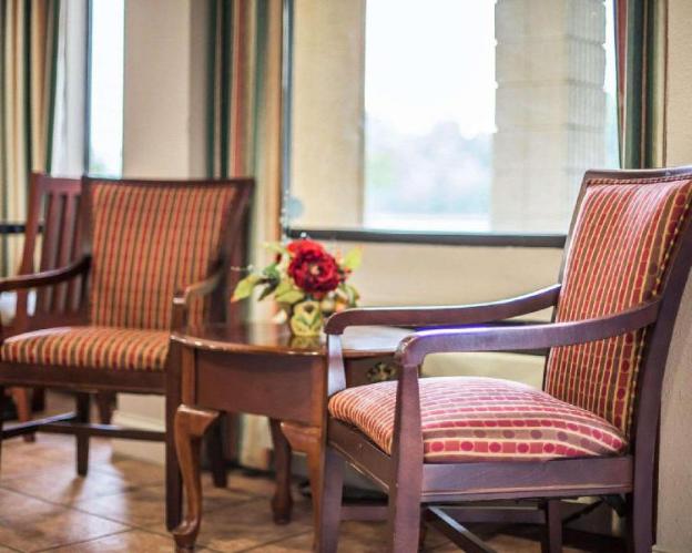 econo lodge inn and suites at fort moore