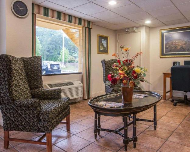 econo lodge inn and suites at fort moore