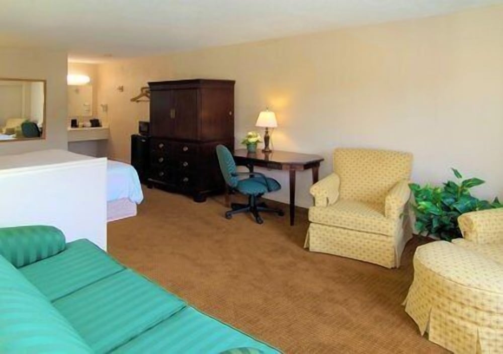 econo lodge inn and suites columbus near fort benning