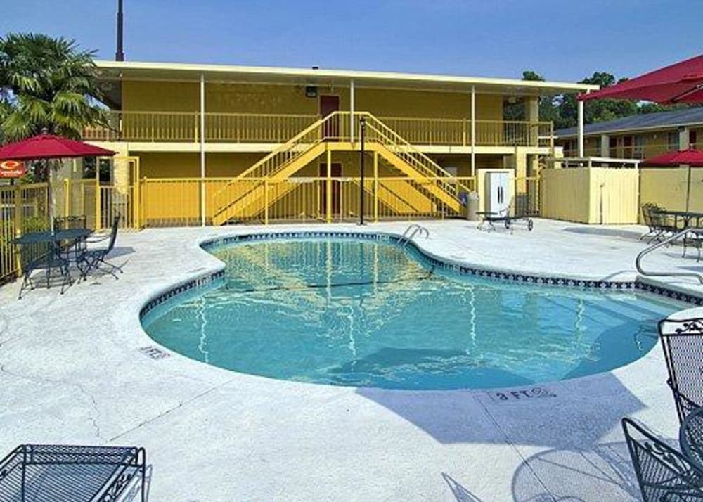 econo lodge inn and suites columbus near fort benning