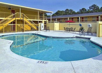 econo lodge inn and suites columbus near fort benning