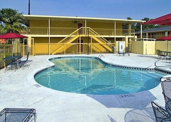 econo lodge inn and suites columbus near fort benning