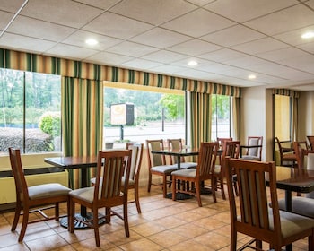 econo lodge inn and suites columbus near fort benning