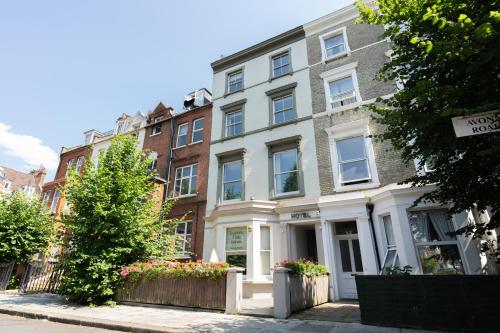 simply rooms and suites