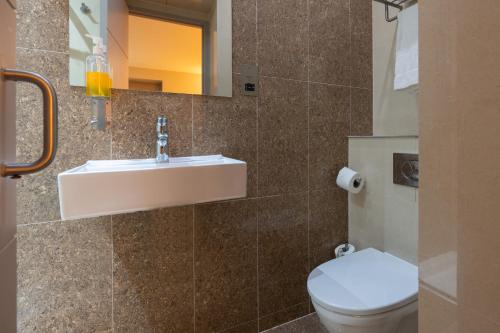 simply rooms and suites