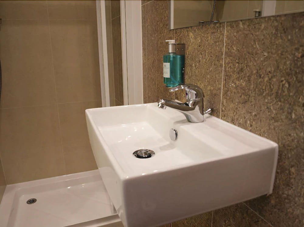 simply rooms and suites