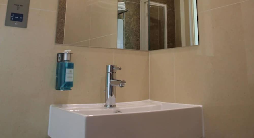 simply rooms and suites