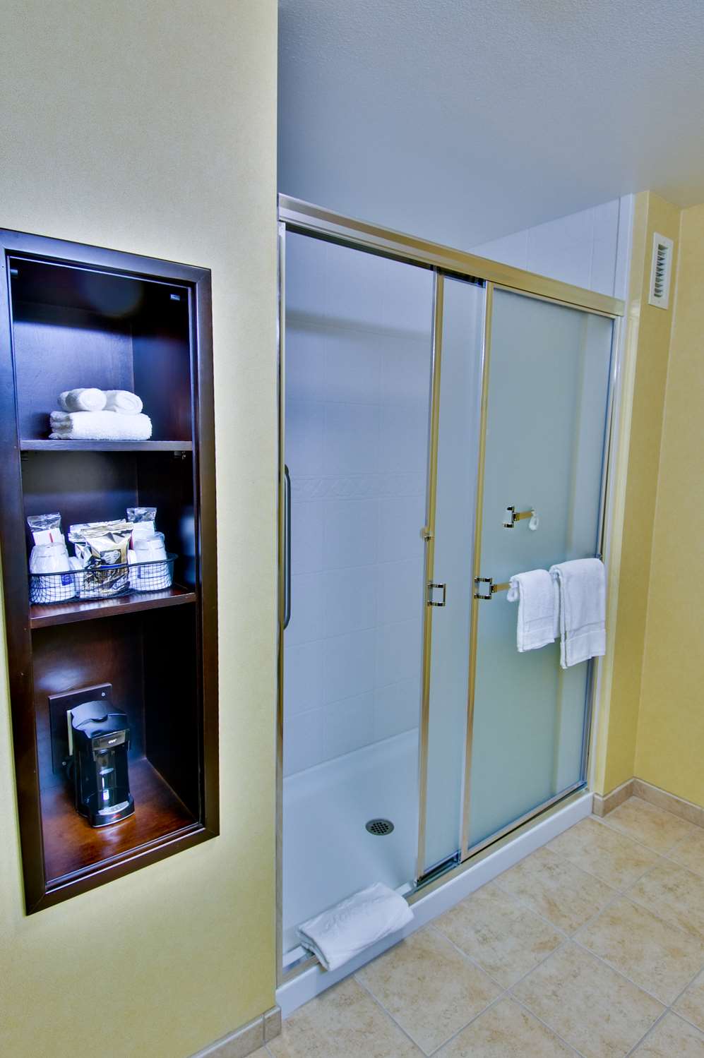 hampton inn and suites moreno valley