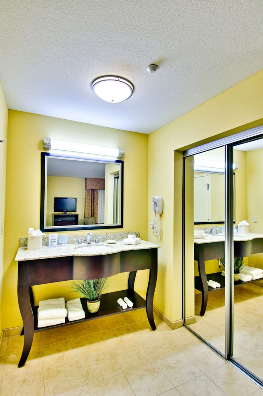 hampton inn and suites moreno valley