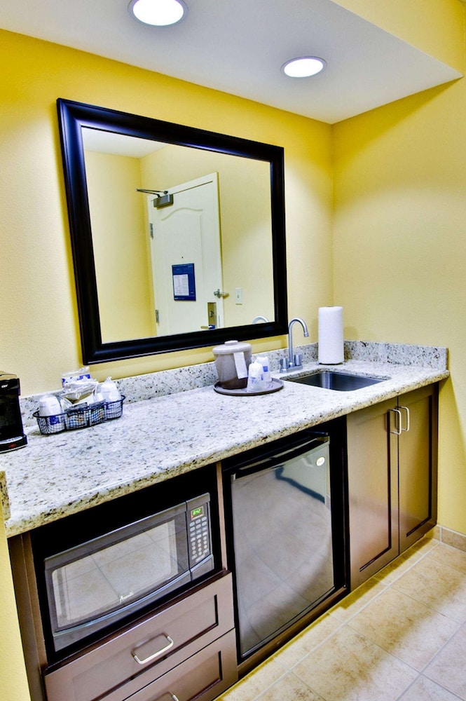 hampton inn and suites moreno valley