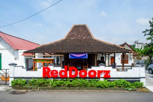 reddoorz syariah ndalem kembang sore yogyakarta