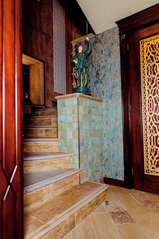 royal antique boutique hotel