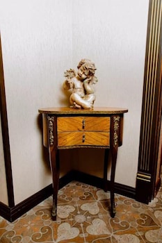 royal antique boutique hotel