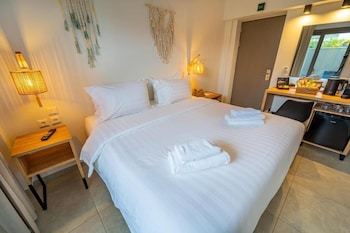 niso skiathos