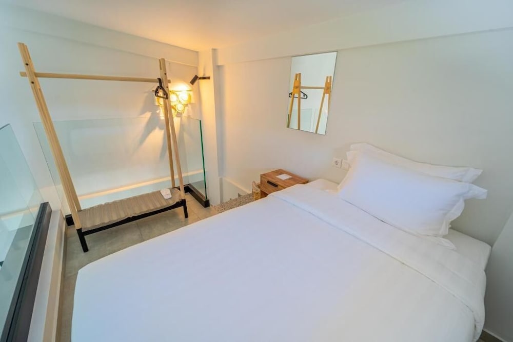 niso skiathos
