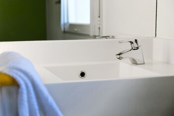 hotelf1 orange centre echangeur a7 a9