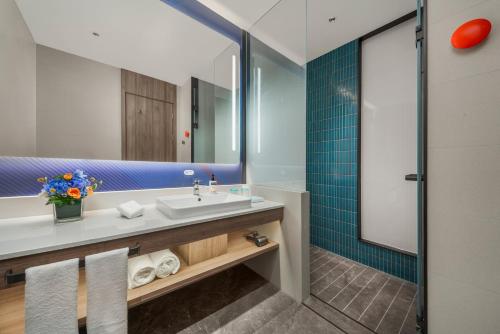 holiday inn express shenzhen futian center an ihg hotel
