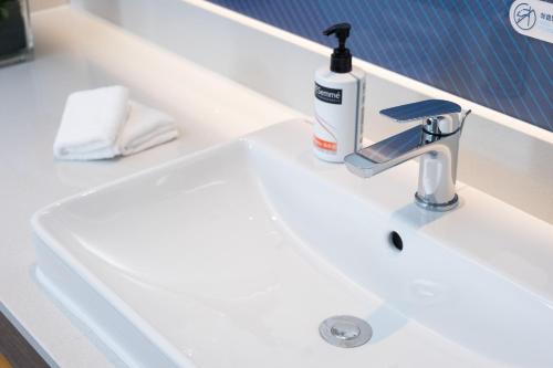 holiday inn express shenzhen futian center an ihg hotel
