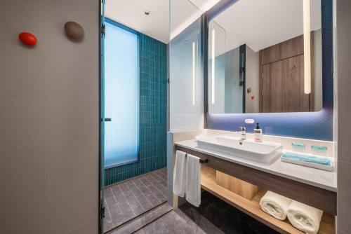 holiday inn express shenzhen futian center an ihg hotel