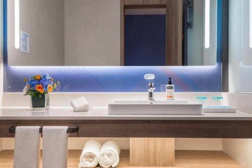 holiday inn express shenzhen futian center an ihg hotel