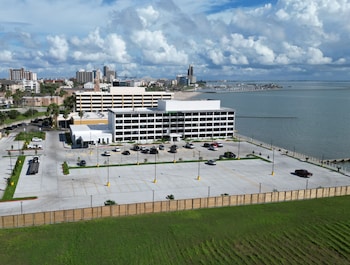 holiday inn express corpus christi beachfront an ihg hotel