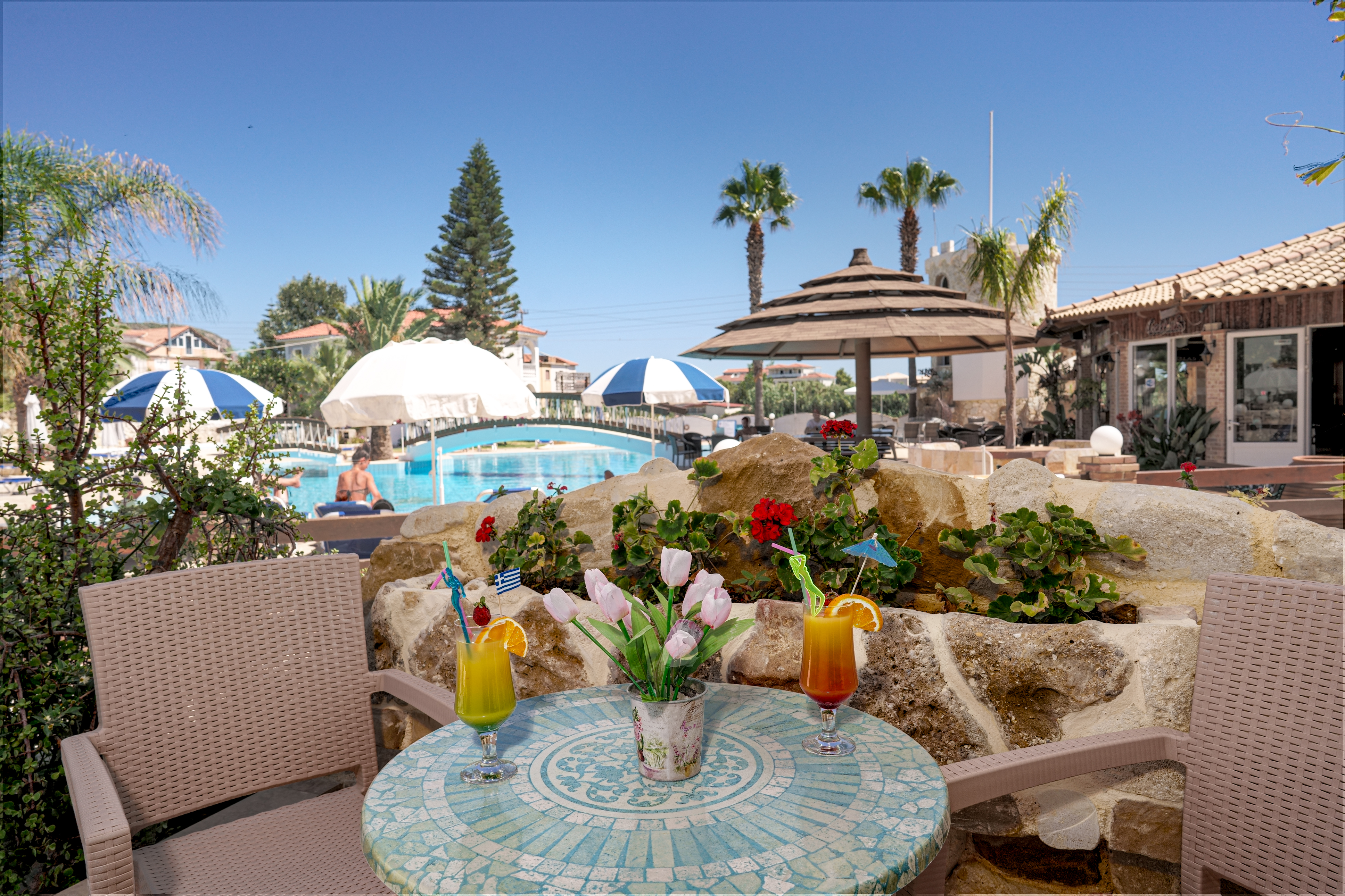 antonis apartments pool bar