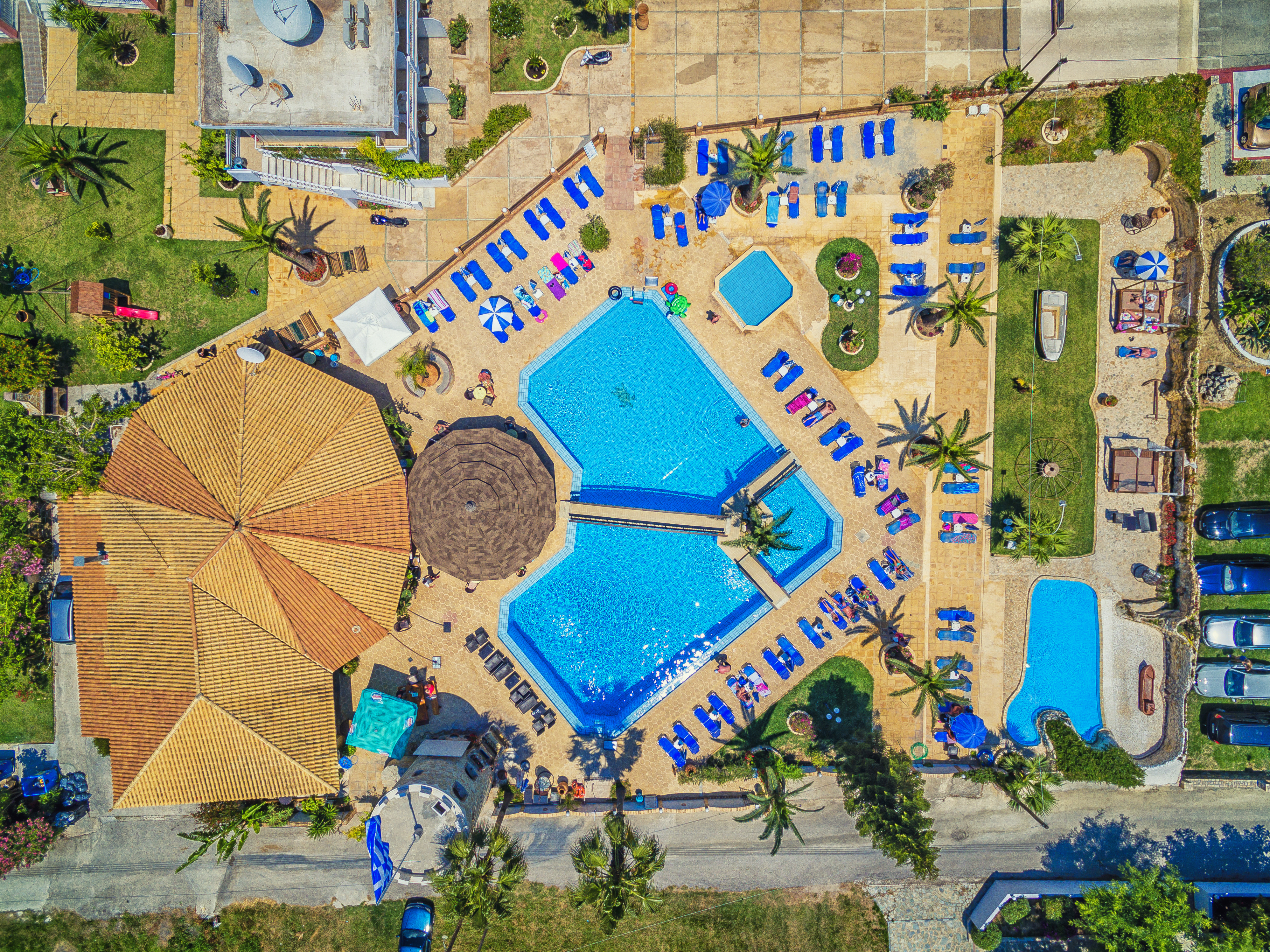 antonis apartments pool bar