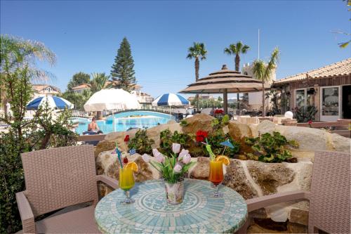 antonis apartments pool bar