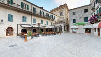 historic boutique hotel cattaro