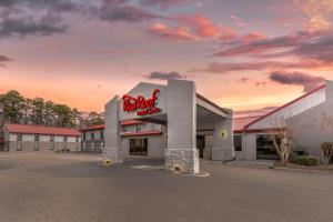 red roof inn and suites newport news