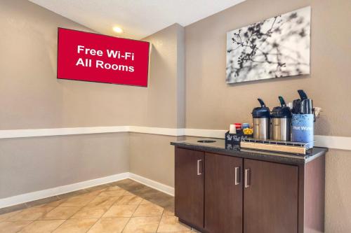 red roof inn and suites newport news