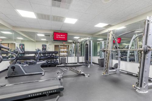 red roof inn and suites newport news