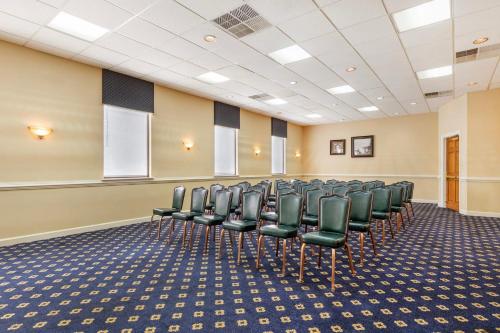 red roof inn and suites newport news
