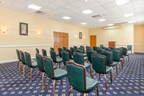 red roof inn and suites newport news
