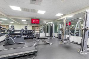 red roof inn and suites newport news