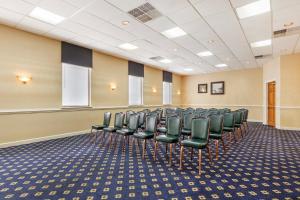 red roof inn and suites newport news